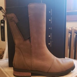 Sorel Emelie Mid boots size 9